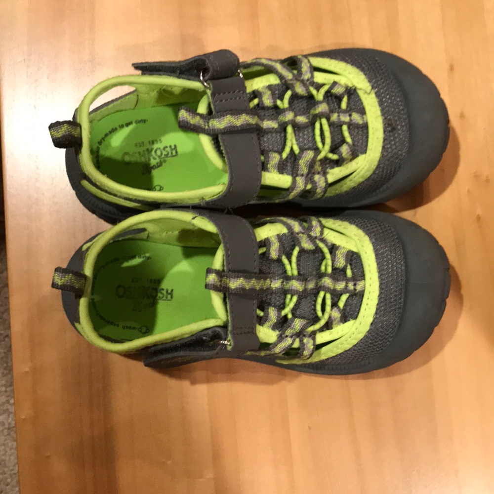 Boys Oshkosh Sandals Size 10 EUC